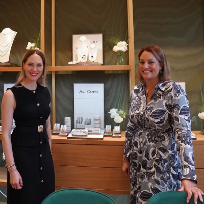 Bei unserem Al Coro Brand Day durften wir unseren Kundinnen und Kunden exklusiv die faszinierende Vielfalt der @alcorojewelleryKollektionen präsentieren – voller besonderer Designs, feiner Handwerkskunst und echter Lieblingsstücke.
Ein besonderes Highlight war, der Besuch Jacqueline Corolli, die unseren Gästen die ikonischen Designs näher gebracht hat. Der persönliche Austausch und die vielen schönen Gespräche haben diesen Tag zu etwas ganz Besonderem gemacht.
#AlCoro #BrandDay #GADOROStilreich #Köln